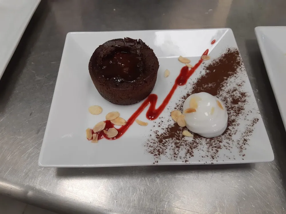 Coulant Au Chocolat Cœur Framboise Et Son Émulsion À la Chartreuse